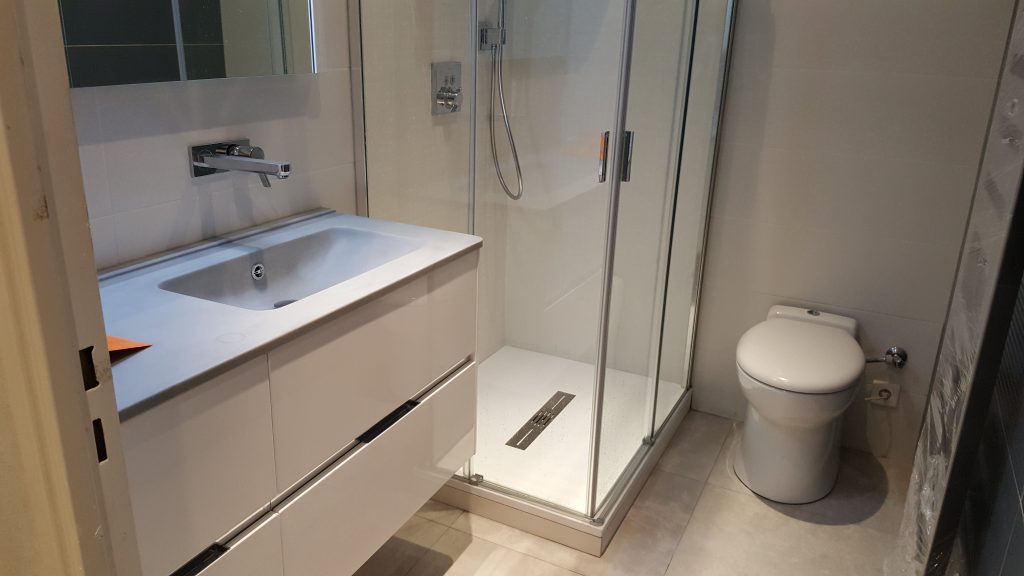 Salle de bain moderne meuble une vasque double rangements tiroir, douche à l'italienne et WC installée par AG2P