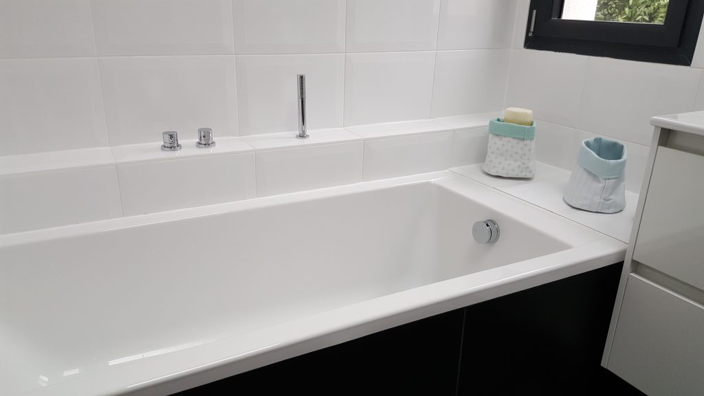 Baignoire rectangle intérieur blanc, extérieur noir mise en place par AG2P plombier à Nantes