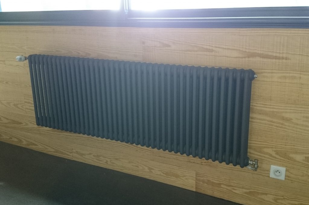 Radiateur en fonte noir installé par AG2P chauffagiste nantais