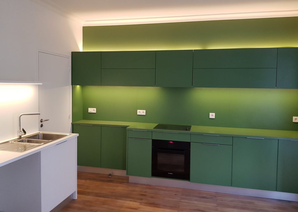 Cuisine moderne au mobilier vert et blanc rétroéclairé installé par le plombier chauffagiste AG2P