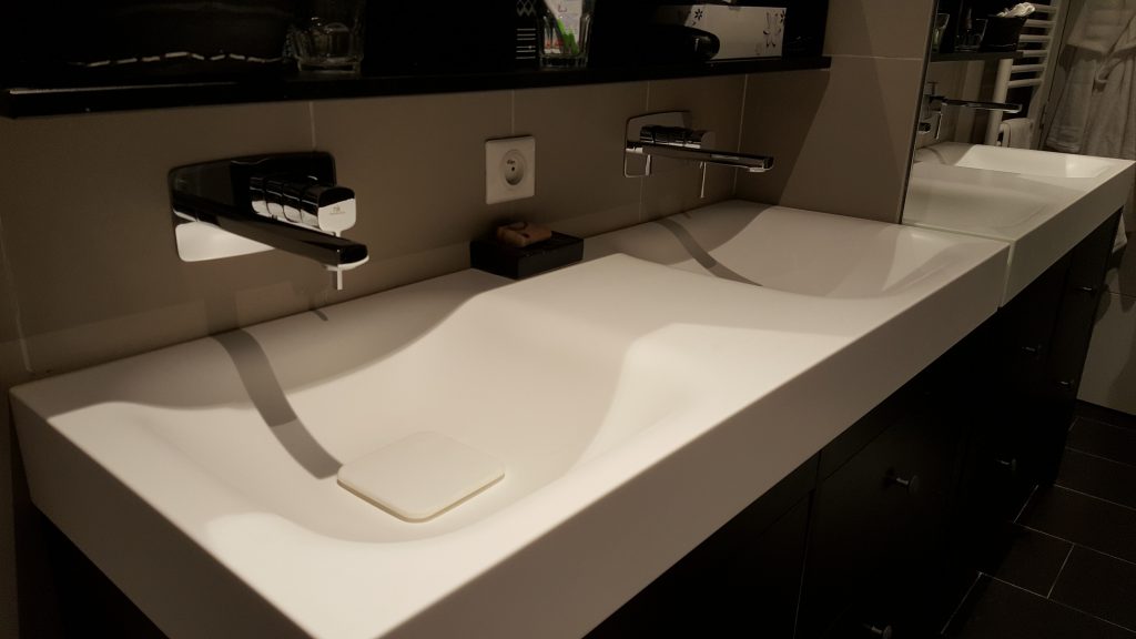 Double vasque design en vague blanc avec robinetterie design