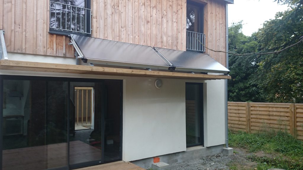 Panneaux solaires installés sur le toit d'une maison en partie basse par AG2P