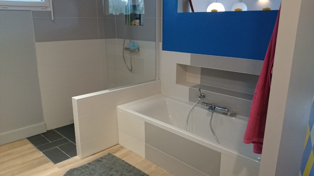 Salle de bain tons noir gris et blanc avec douche et baignoire refaite par AG2P expert plomberie chauffage